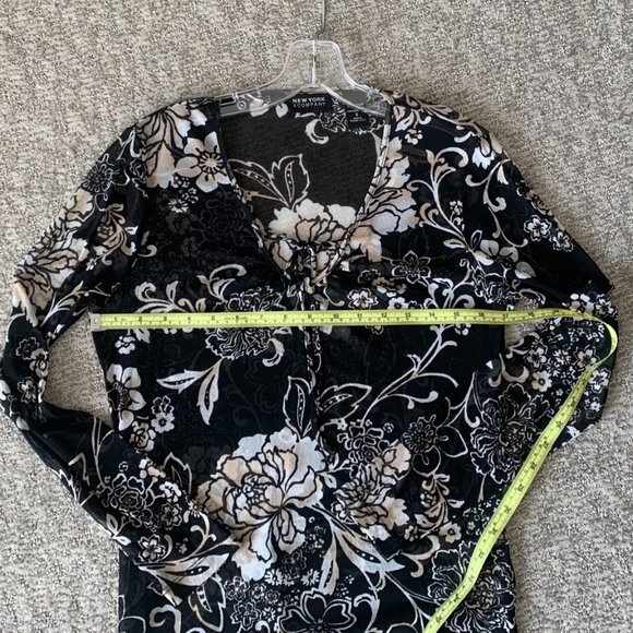 2/$20 New York & Company Sheer Floral Shirt - Picture 4 of 6